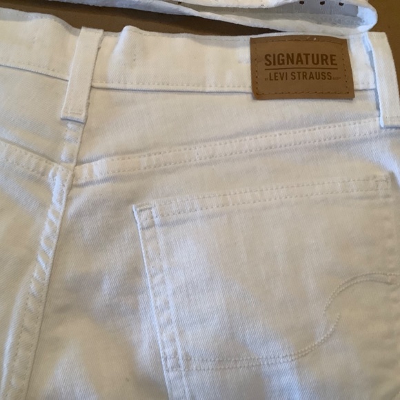 Levi’s white denim shorts - Picture 5 of 12